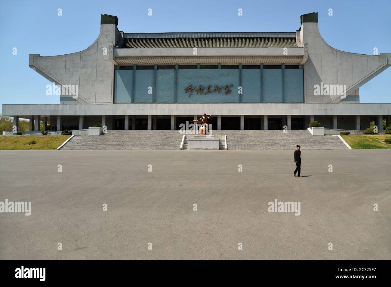 Corea del Nord, Pyongyang - 1 maggio 2019: Vista sulla costruzione di un moderno complesso sportivo in una zona residenziale di Pyongyang Foto Stock