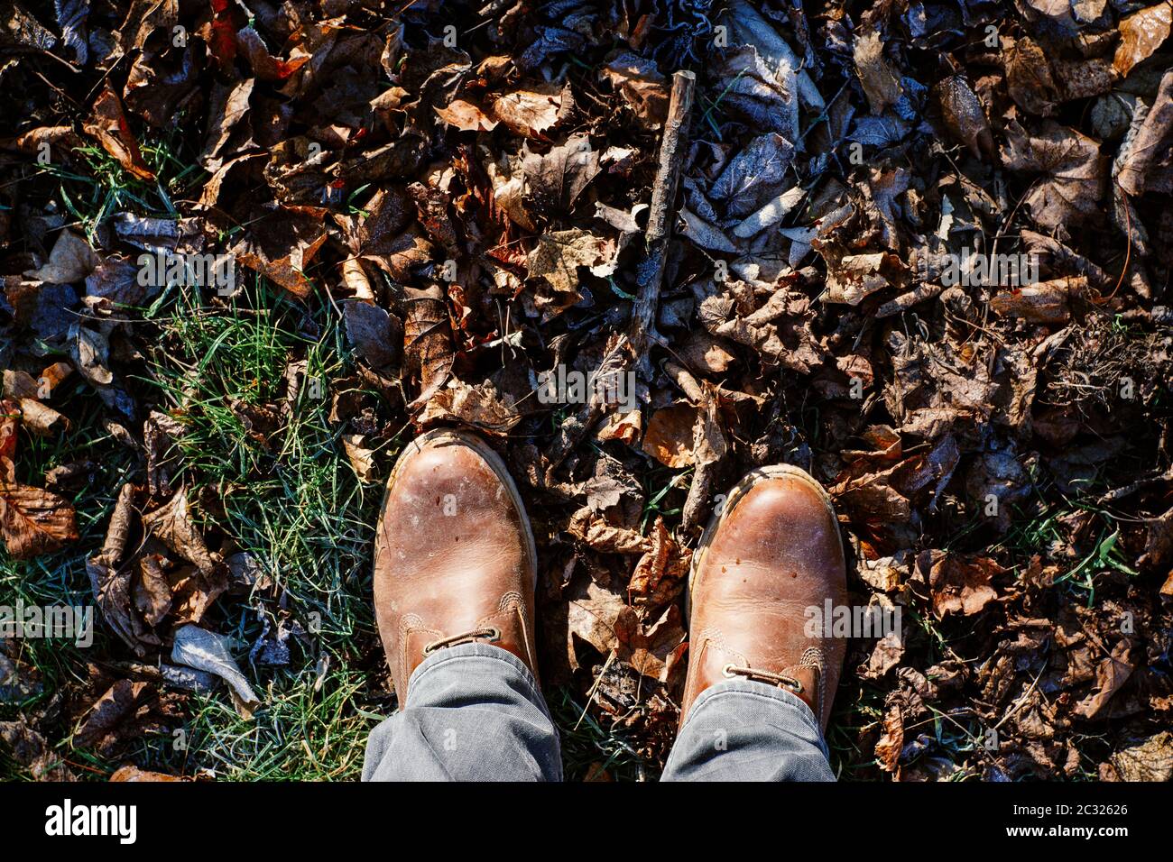 Vista dall'alto su una coppia di maschi scarpe invernali in autunno. Cambiamento stagionale e la nozione di attività. Foto Stock