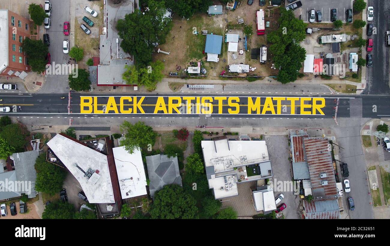 Austin, Texas, Stati Uniti. 18 Giugno 2020. Grandi lettere gialle che scrivono ''Black Artists Matter'' sono dipinte nel quartiere storicamente nero di East 11th Street ad Austin dopo che una coalizione di artisti e attivisti ha terminato il murale il 18 giugno 2020. Il dipinto è venuto due giorni dopo che lo stesso gruppo ha dipinto ''Black Austin Matters'' sulla Main Street di Austin, Congress Avenue. Credit: Bob Daemmrich/ZUMA Wire/Alamy Live News Foto Stock