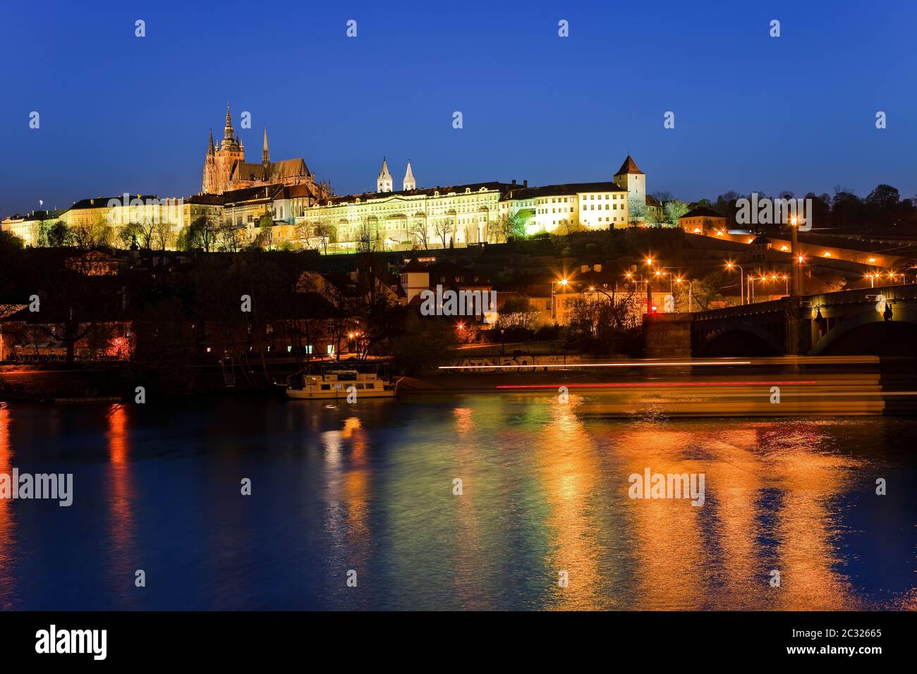 Il Castello di Praga di notte Foto Stock