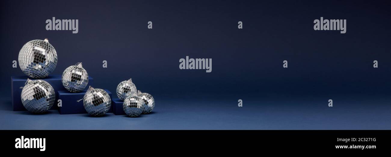 Composizione astratta con figure geometriche blu e palline mirorr su sfondo blu scuro con spazio di copia. Per la progettazione di pubblicità, web design. C Foto Stock