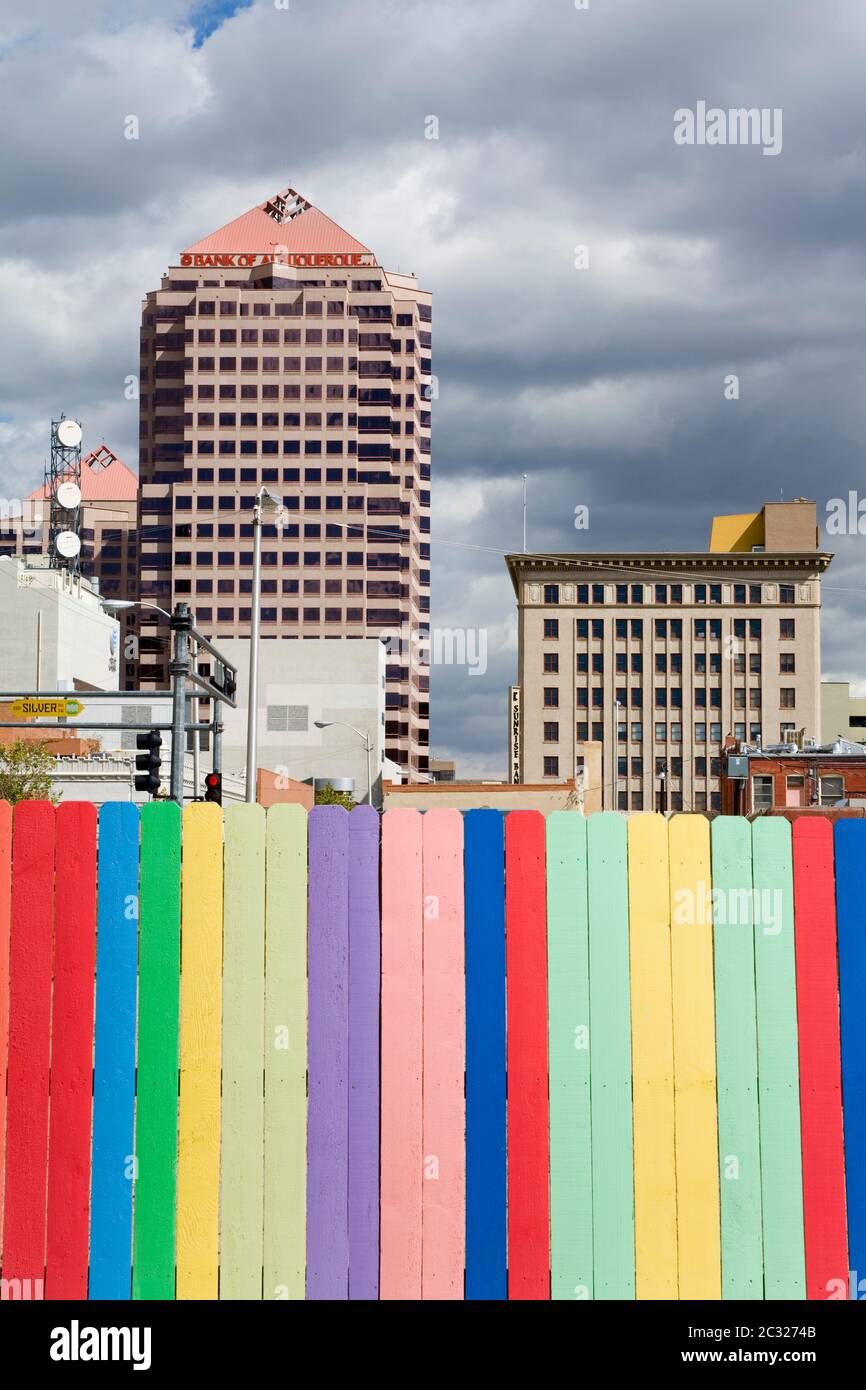 Recinzione colorata e skyline di Albuquerque, New Mexico, USA Foto Stock