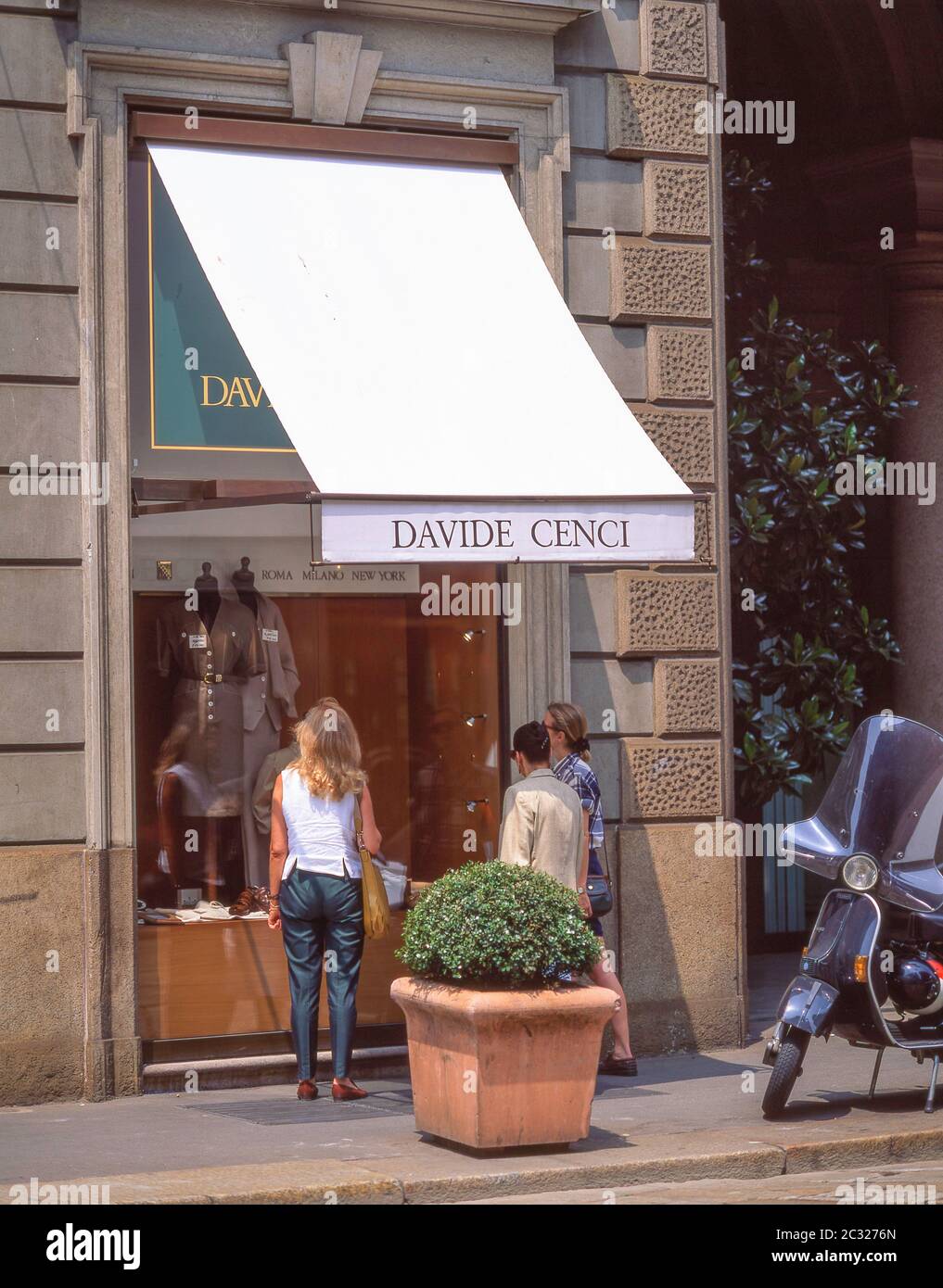 Vetrina del negozio di moda Davide Cenci, Via Alessandro Manzoni, Milano (Milano), Provincia di Milano, Regione Lombardia, Italia Foto Stock