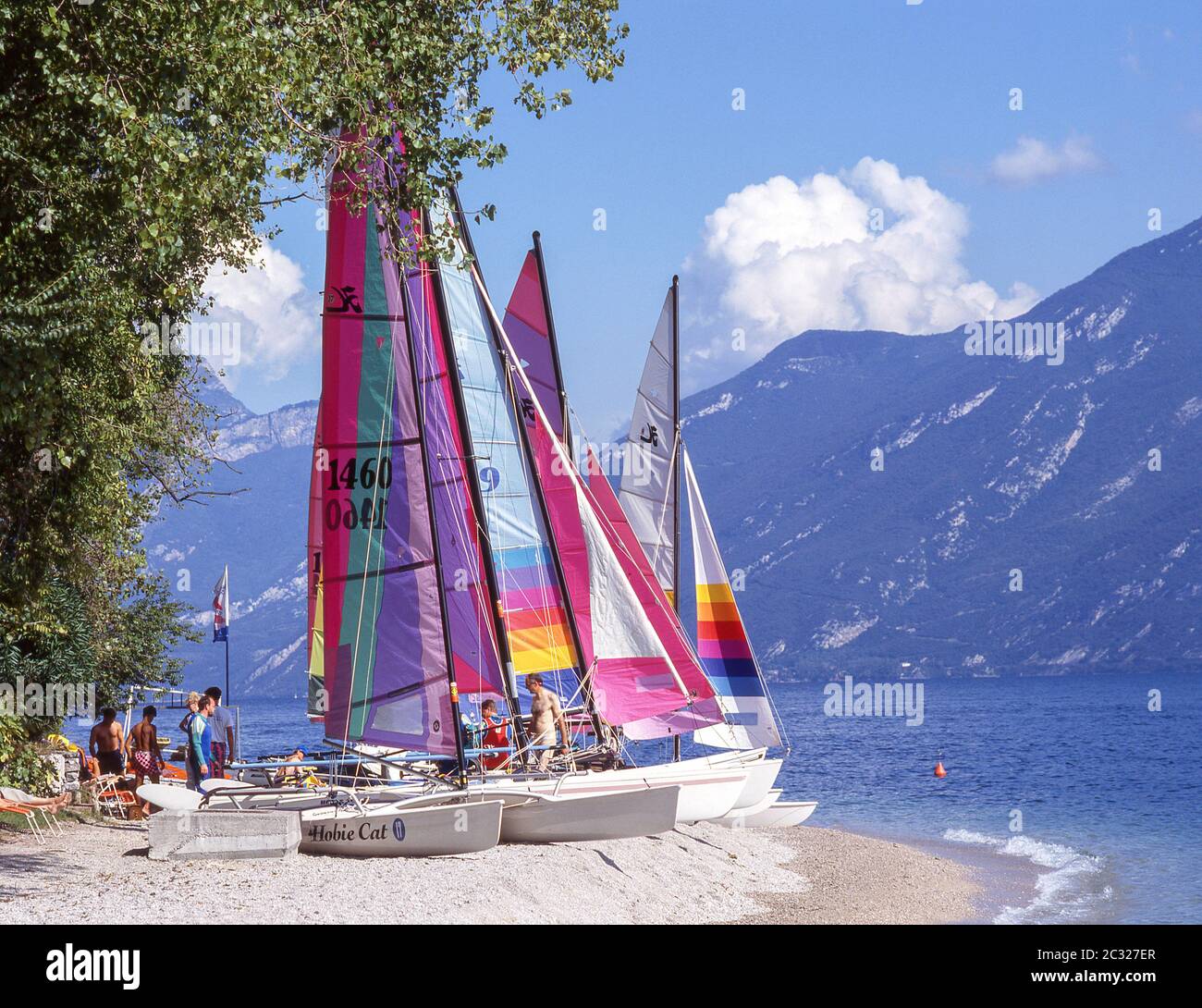 Catamarani sulle sponde del Lago di Garda, Limone sul Garda, Lago di Garda, Provincia di Brescia, Regione Lombardia, Italia Foto Stock