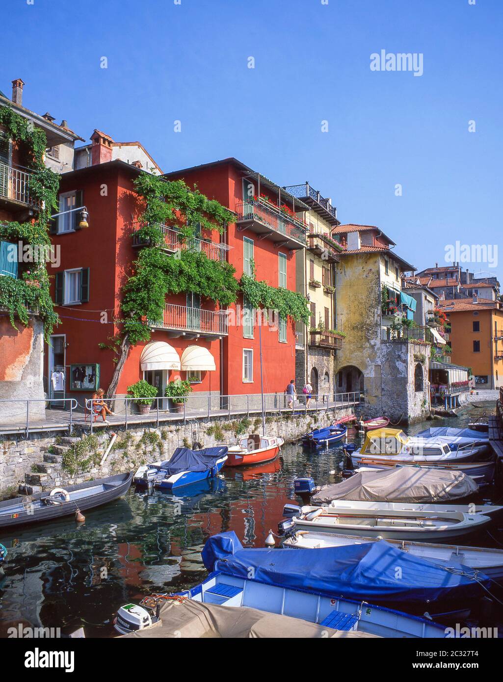 Barche in porto, Varenna, Lago di Como, Provincia di Lecco, Regione Lombardia, Italia Foto Stock