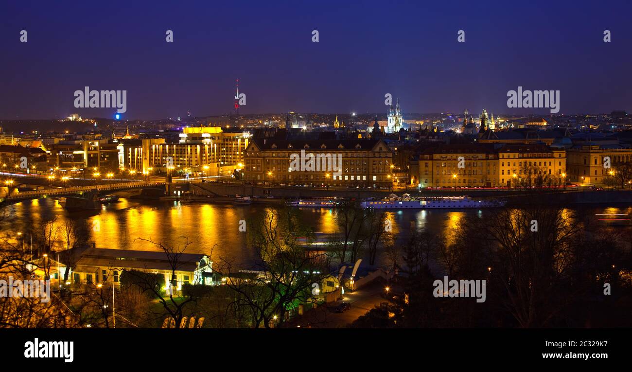 Praga e Moldava di notte Foto Stock