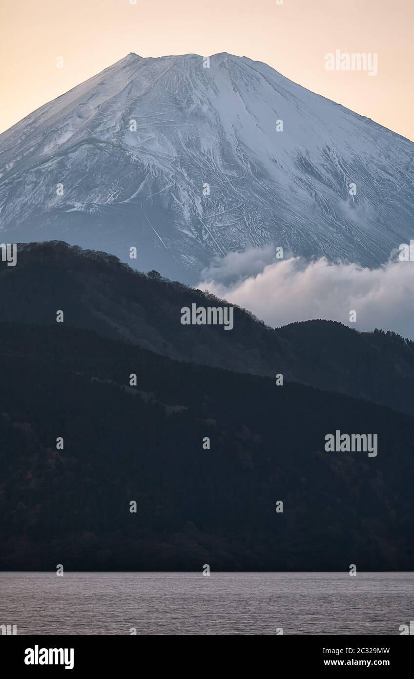 Monte Fuji vetta tra le nuvole. Area di Hakone della Prefettura di Kanagawa in Honshu. Giappone Foto Stock
