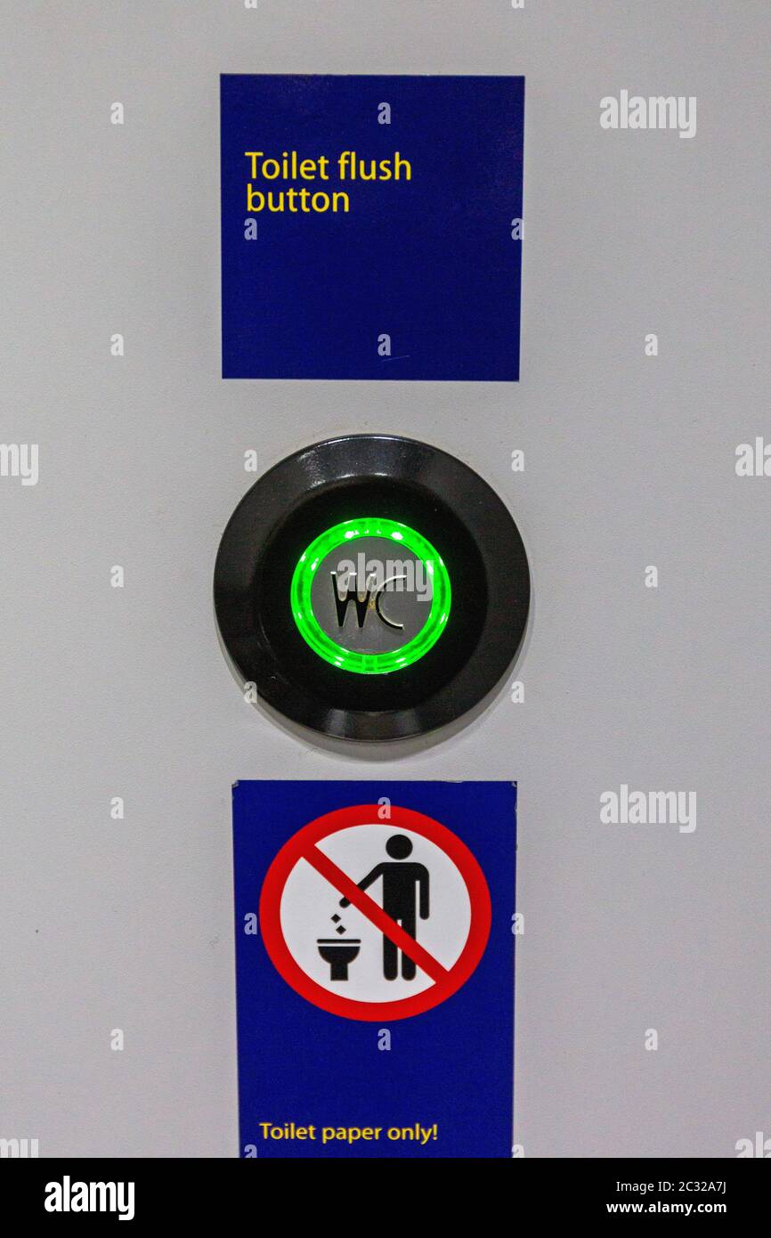 Mano che spinge il basso pulsante di scarico su un pulsante di due wc  sciacquone, progettata per ridurre il consumo di acqua, Regensburg, Baviera  Foto stock - Alamy