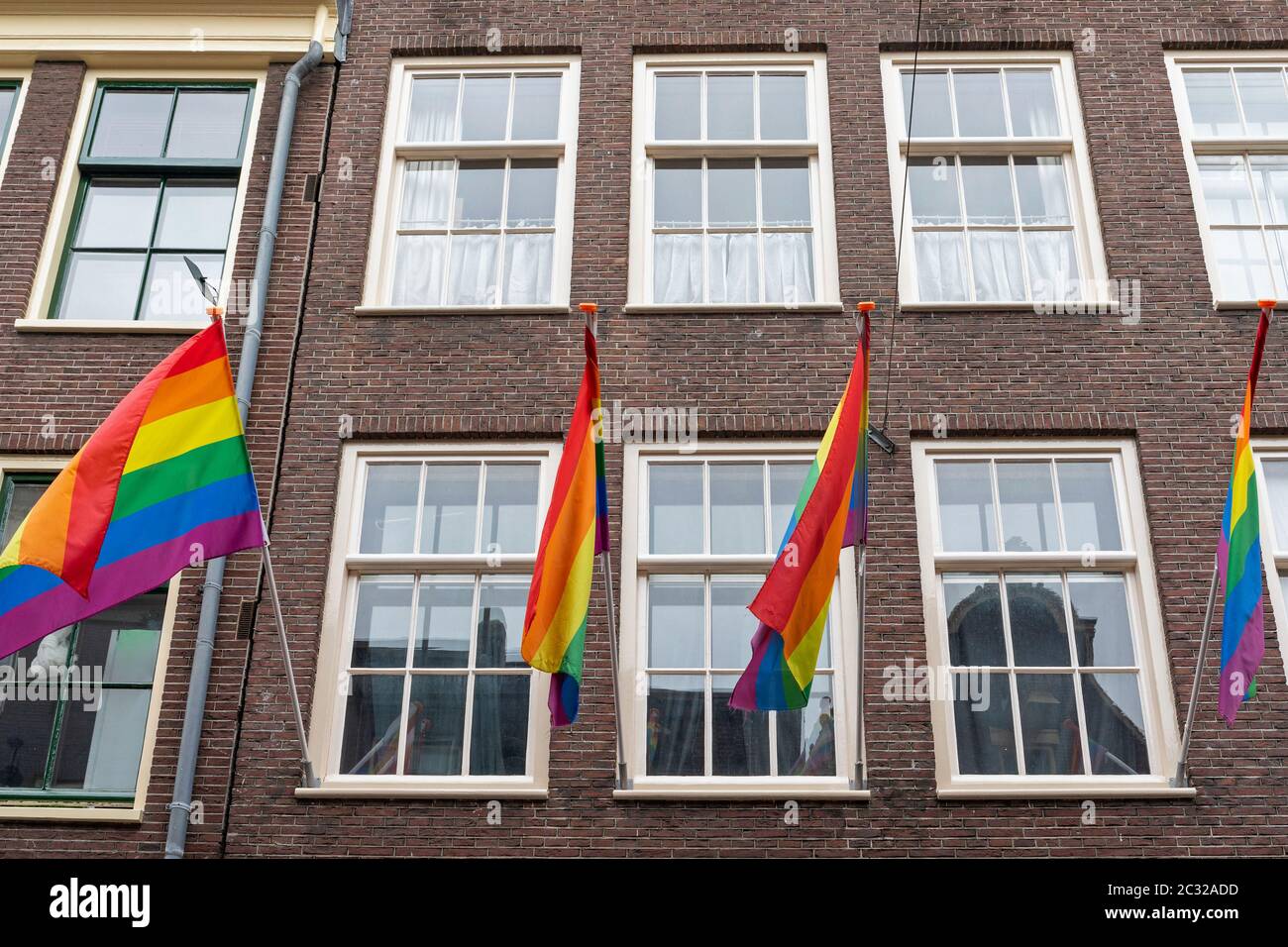 Rainbow Pride Bandiere a costruire in Amsterdam Foto Stock