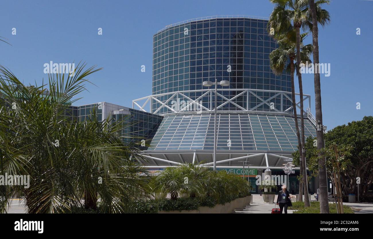 Il Los Angeles Convention Center con partecipanti a piedi. Foto Stock