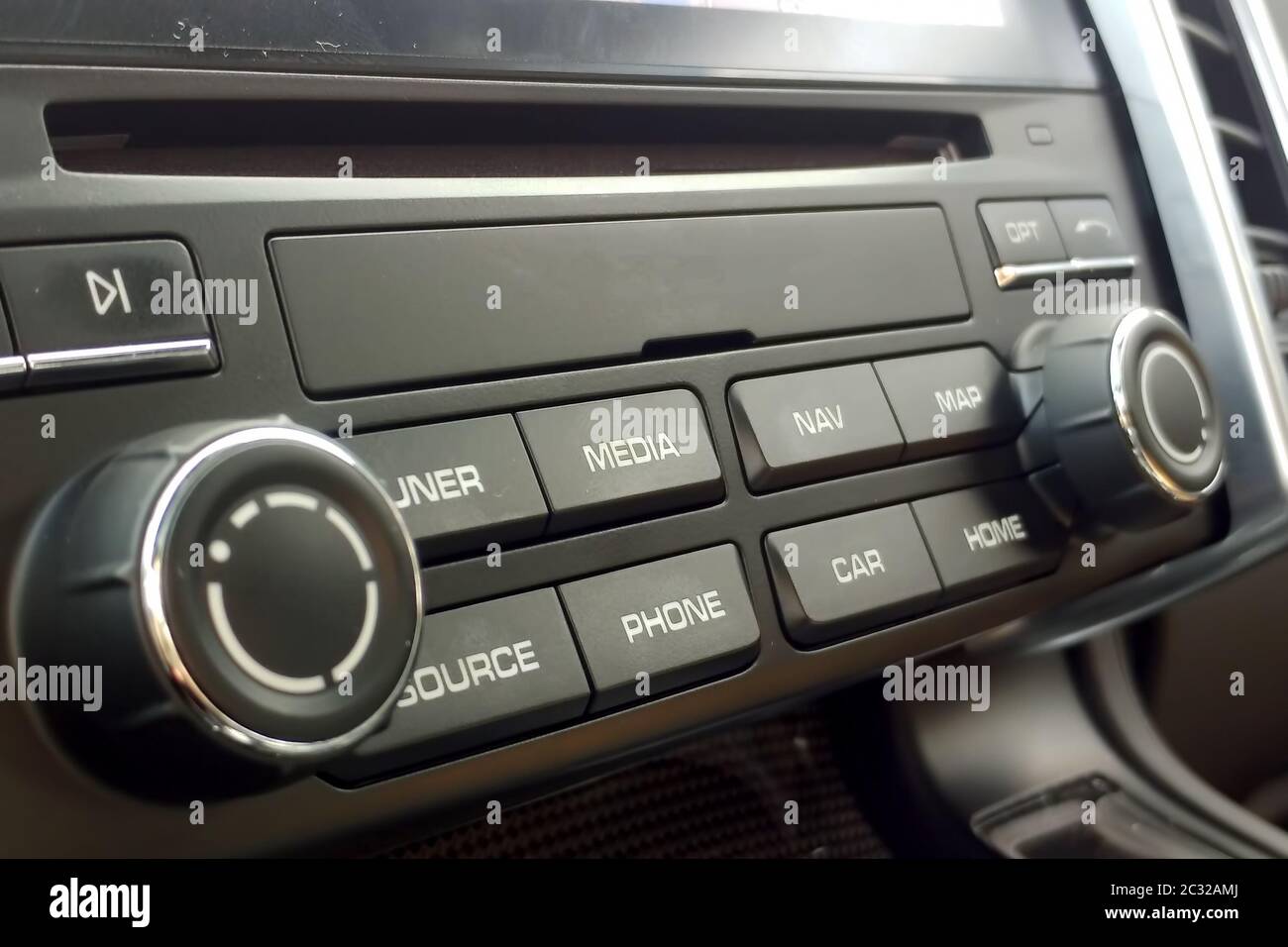 Pulsanti per il controllo del sistema multimediale e delle funzioni di comfort dell'auto, come la navigazione o le informazioni sull'auto Foto Stock