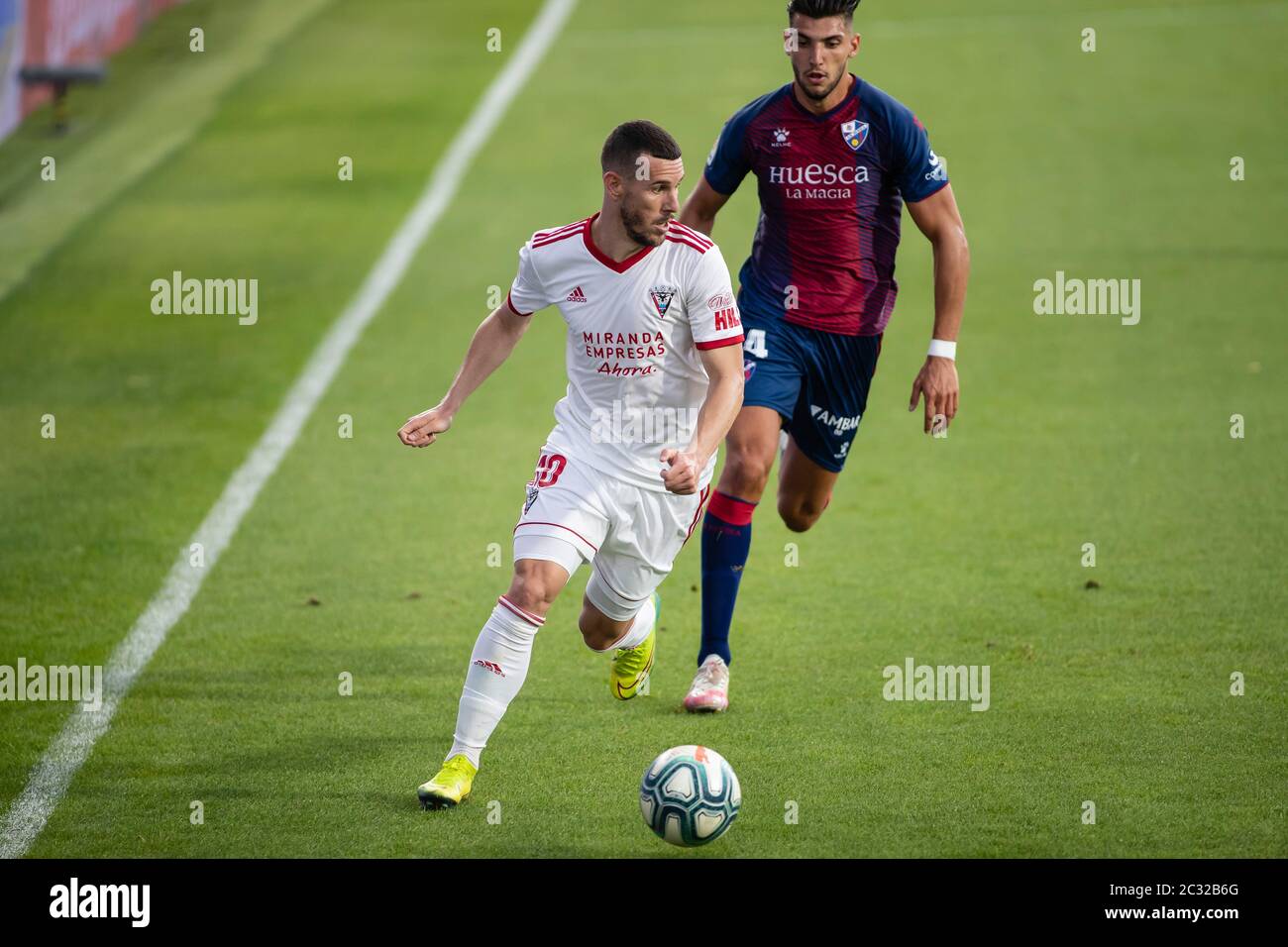 Huesca, Spagna. 18 Giugno 2020. Alvaro Rey of Mirandes (10) corre con la palla durante la Liga SmartBank partita tra SD Huesca e Mirandes a El Alcoraz. (Foto di Daniel Marzo/Pacific Press) Credit: Pacific Press Agency/Alamy Live News Foto Stock