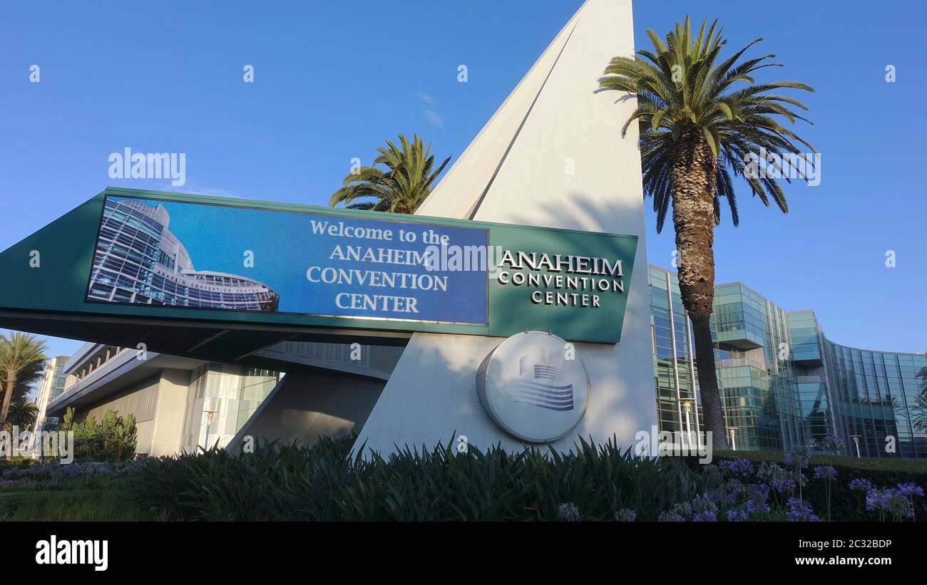 Anaheim Convention Center visto da ovest, con cartello di benvenuto e palme contro il cielo blu Foto Stock