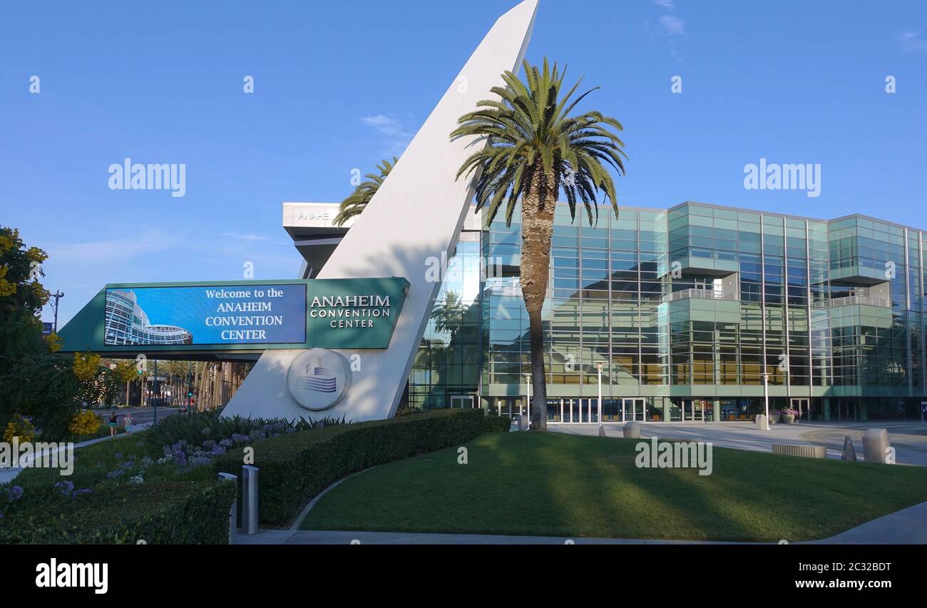 Anaheim Convention Center visto da ovest, con cartello di benvenuto e palme contro il cielo blu Foto Stock