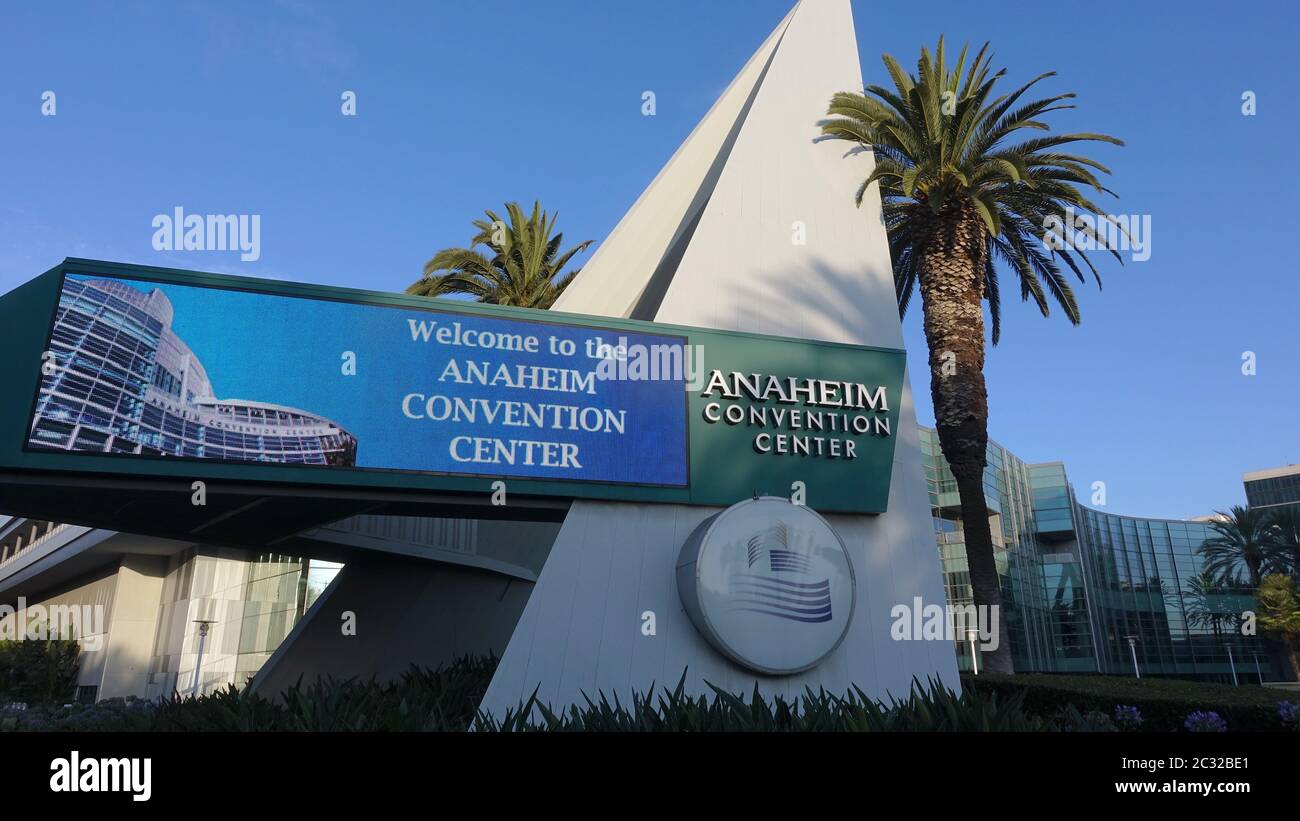 Anaheim Convention Center visto da ovest, con cartello di benvenuto e palme contro il cielo blu Foto Stock