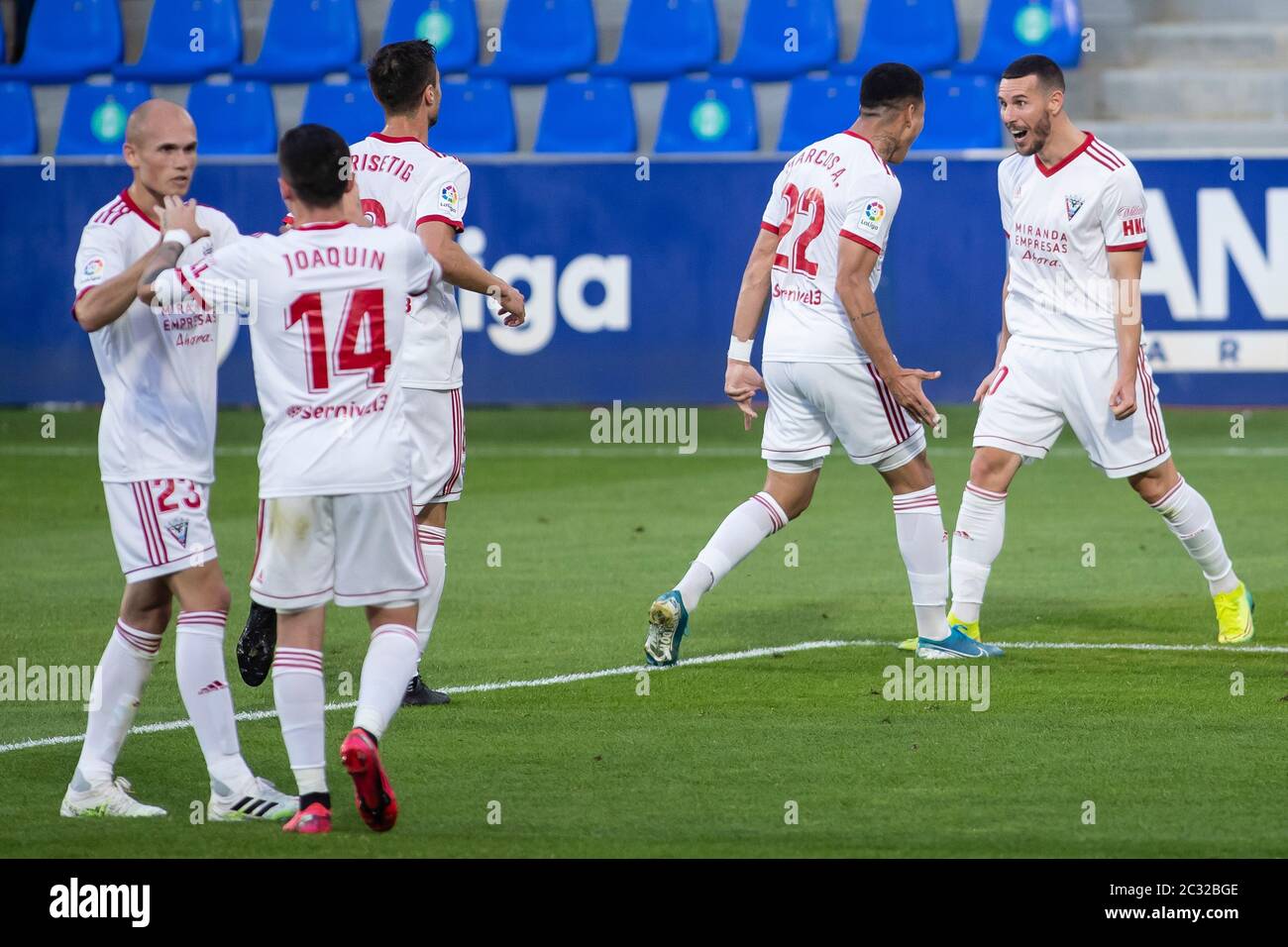 Huesca, Spagna. 18 Giugno 2020. Alvaro Rey of Mirandes (10) festeggia dopo aver segnato il primo gol della sua squadra durante la Liga SmartBank match tra SD Huesca e Mirandes a El Alcoraz. (Foto di Daniel Marzo/Pacific Press) Credit: Pacific Press Agency/Alamy Live News Foto Stock