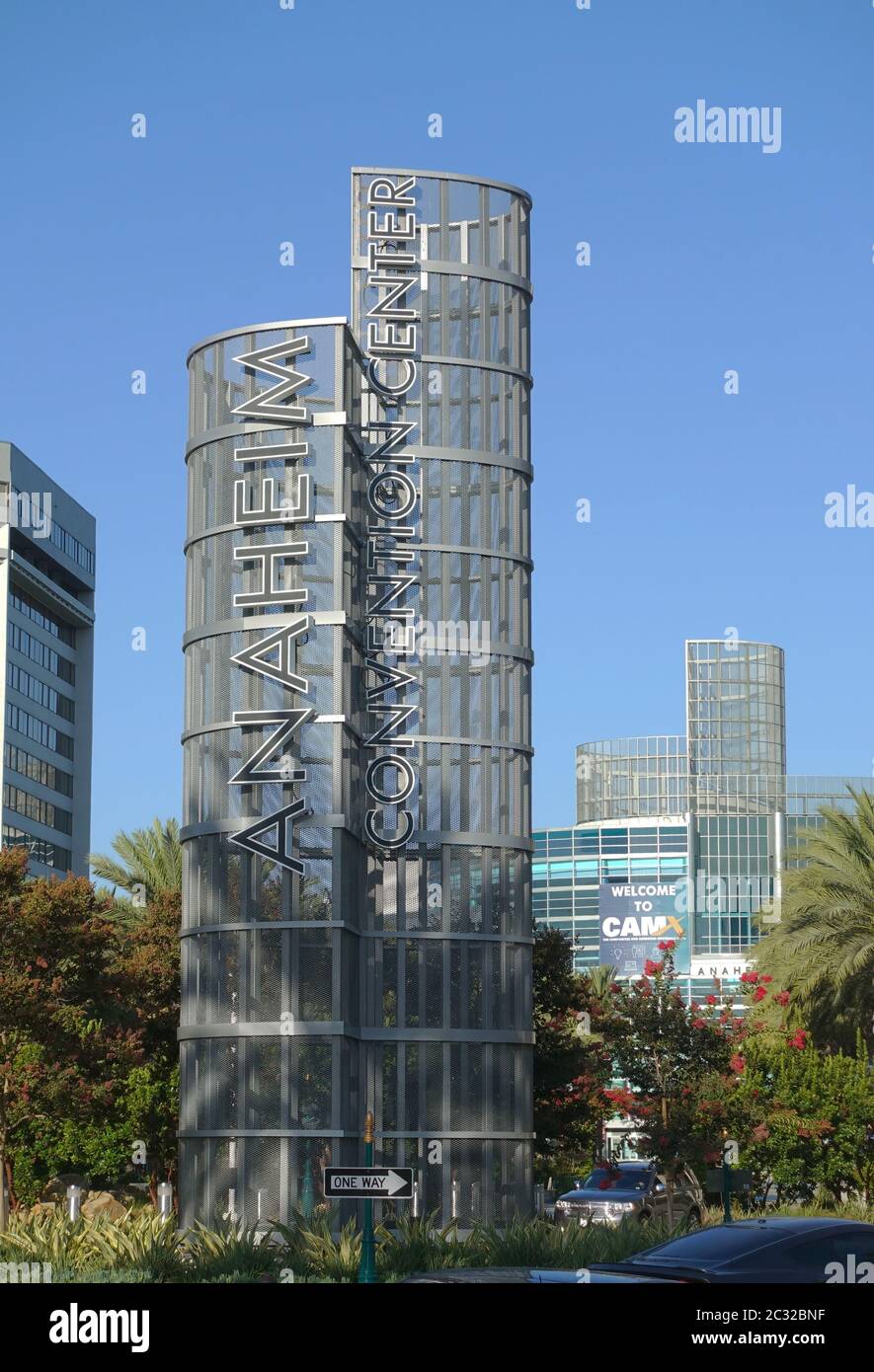 Segnaletica per il centro congressi di Anaheim con il centro sullo sfondo Foto Stock