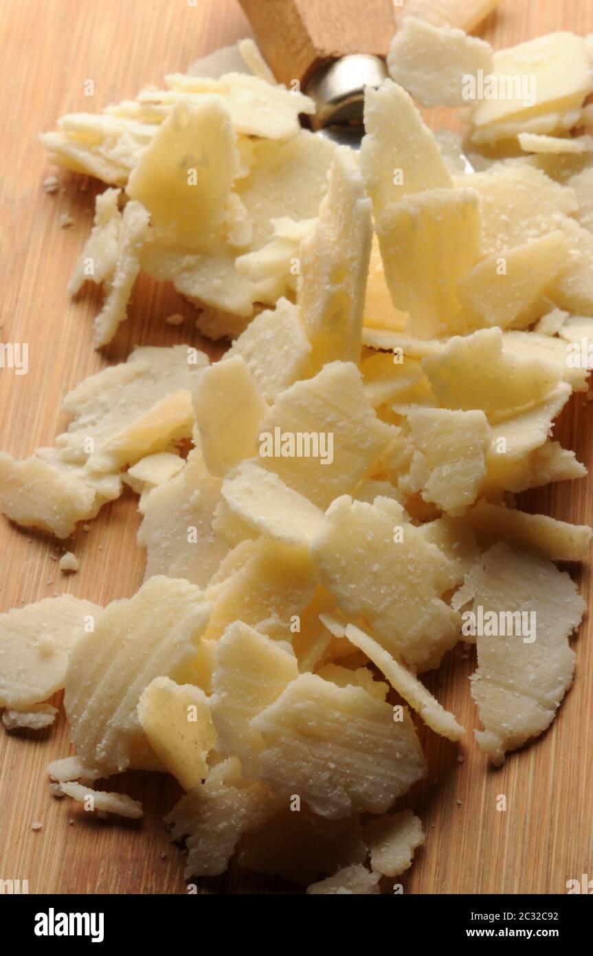 Primo piano il parmigiano con il caratteristico coltello Foto Stock