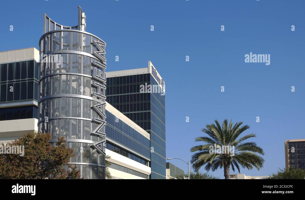Segnaletica per l'Anaheim Convention Center con l'Hilton Hotel sullo sfondo Foto Stock