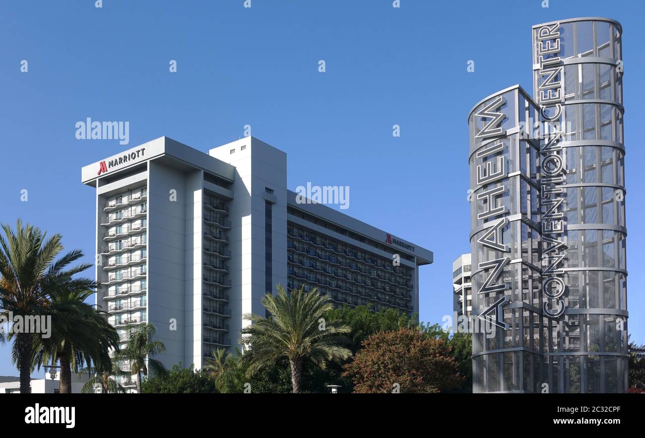 Segnaletica per l'Anaheim Convention Center con il Marriott Hotel sullo sfondo Foto Stock