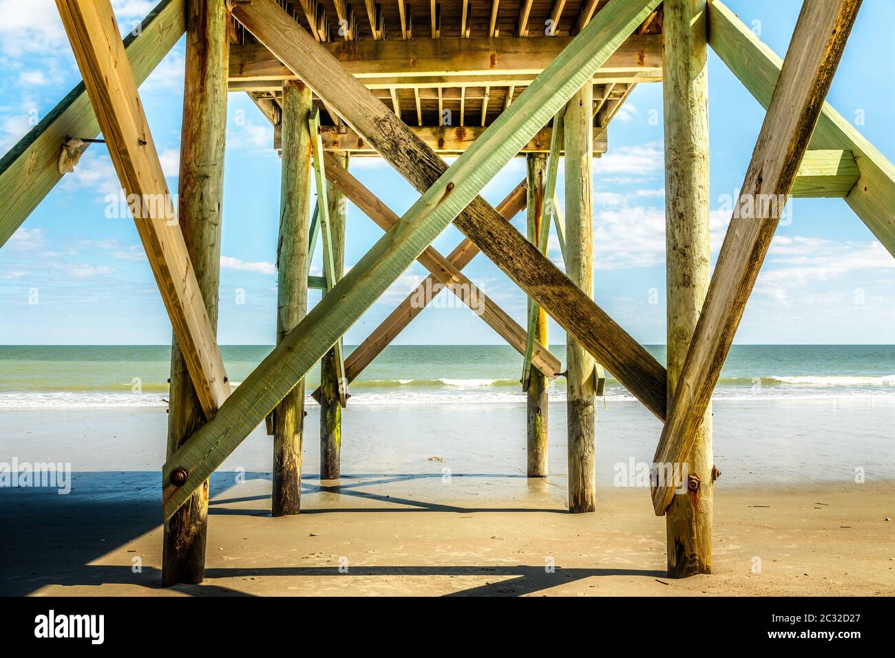 Spiaggia di sabbia e il molo su Edisto Island, Carolina del Sud Foto Stock