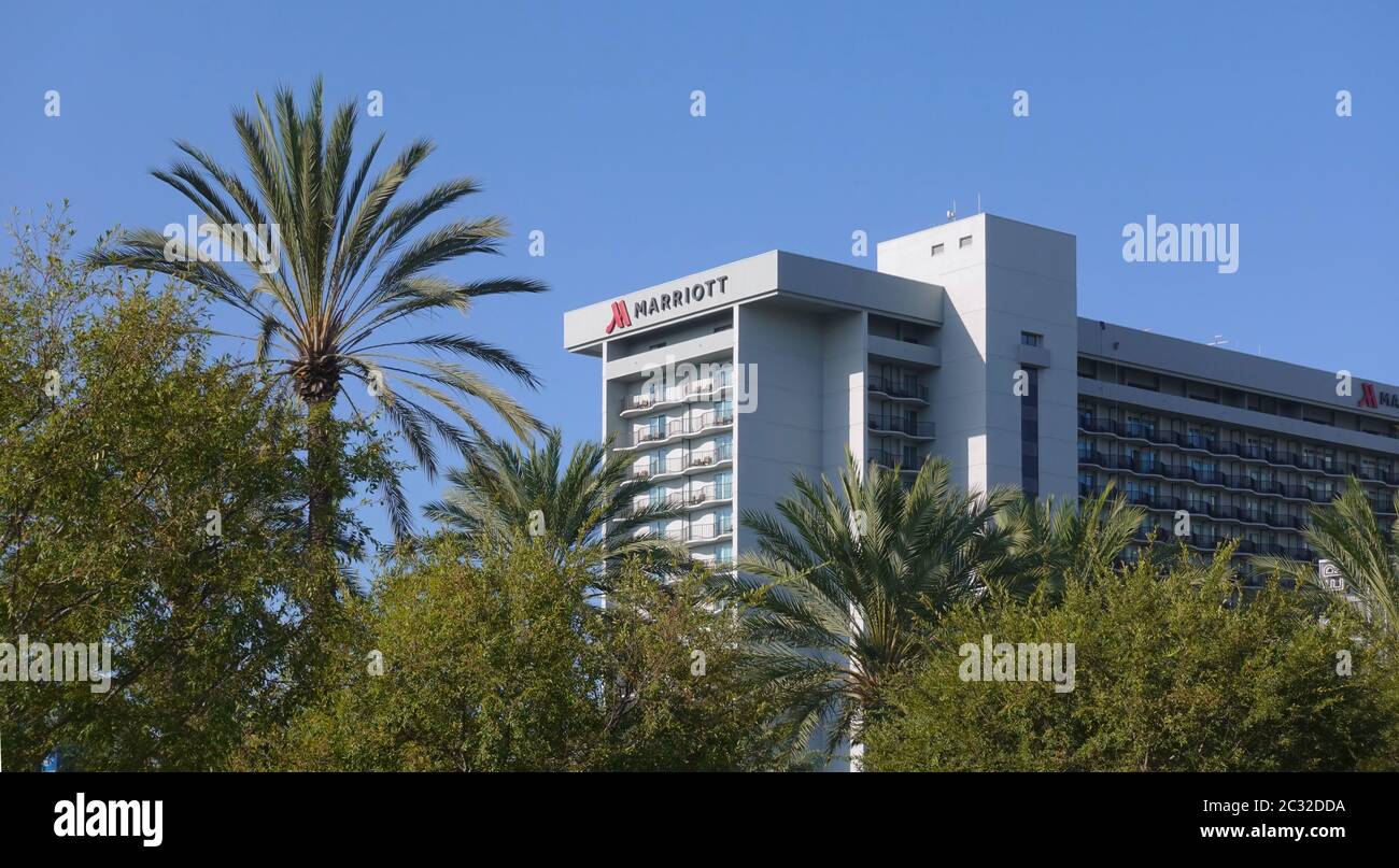 Il Marriott Hotel presso l'Anaheim Convention Center con palme e cielo blu Foto Stock