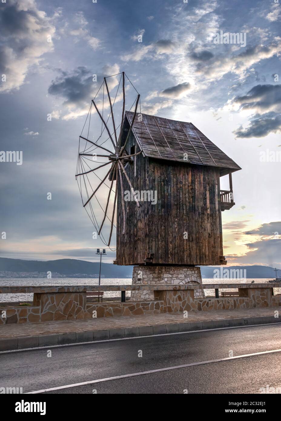 Nessebar, Bulgaria - 07.10.2019. Vecchio mulino a vento sulla strada per l'antica città di Nessebar in Bulgaria Foto Stock