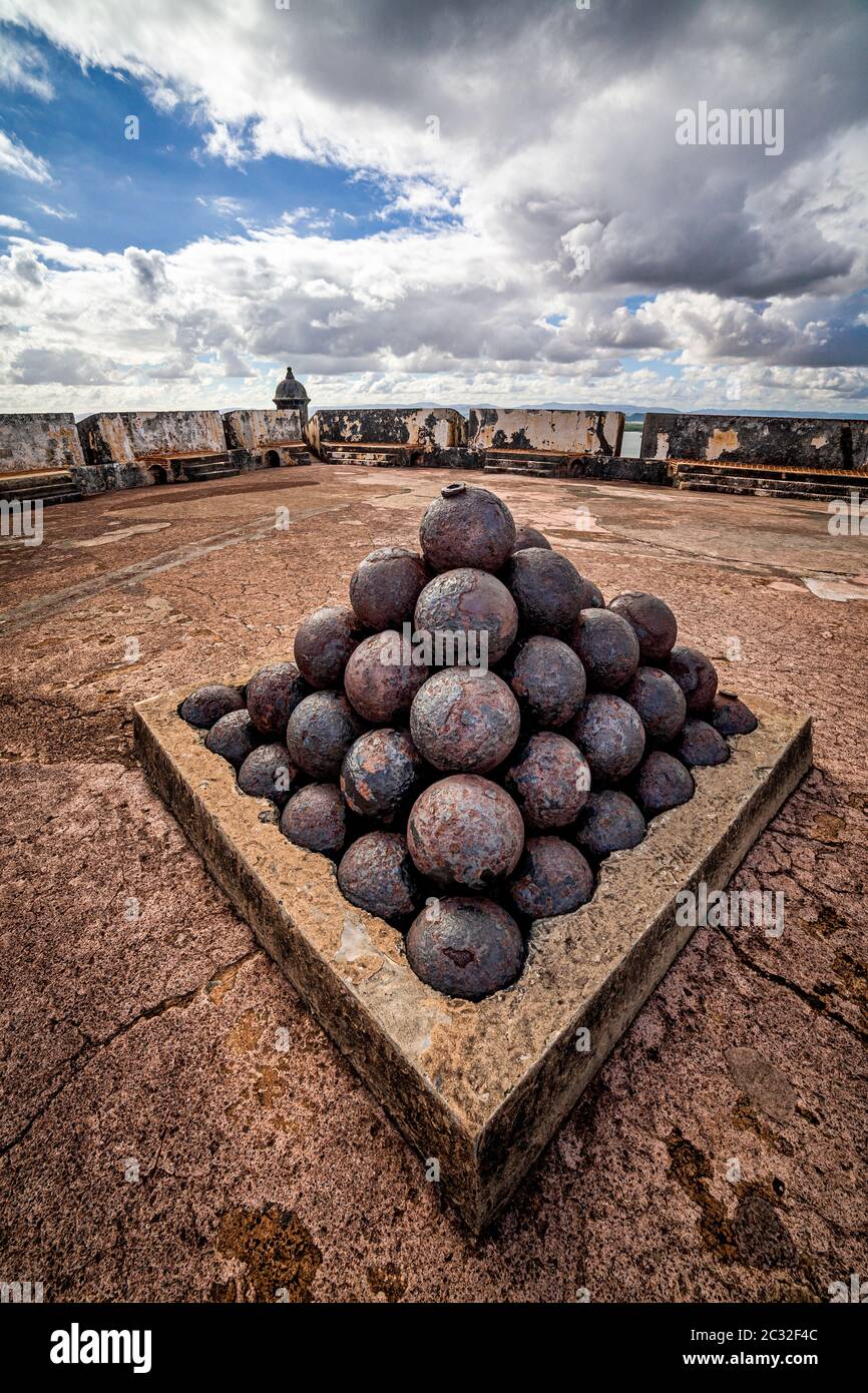 Palle di cannone in un mucchio sulla cima del Fuerte El Morro a San Juan, Puerto Rico. Foto Stock