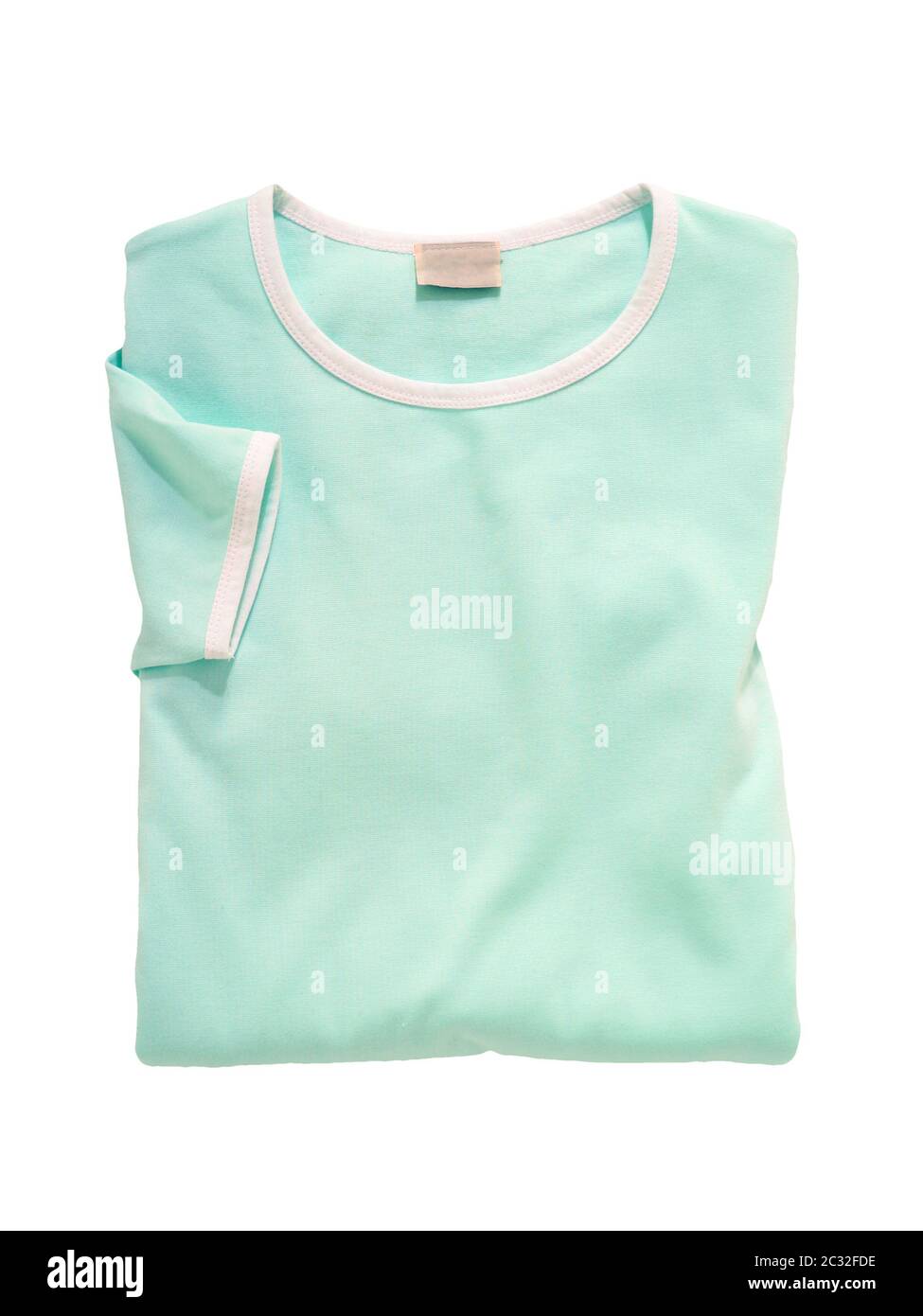 t-shirt piegata verde menta con polsini bianchi isolati su sfondo bianco Foto Stock