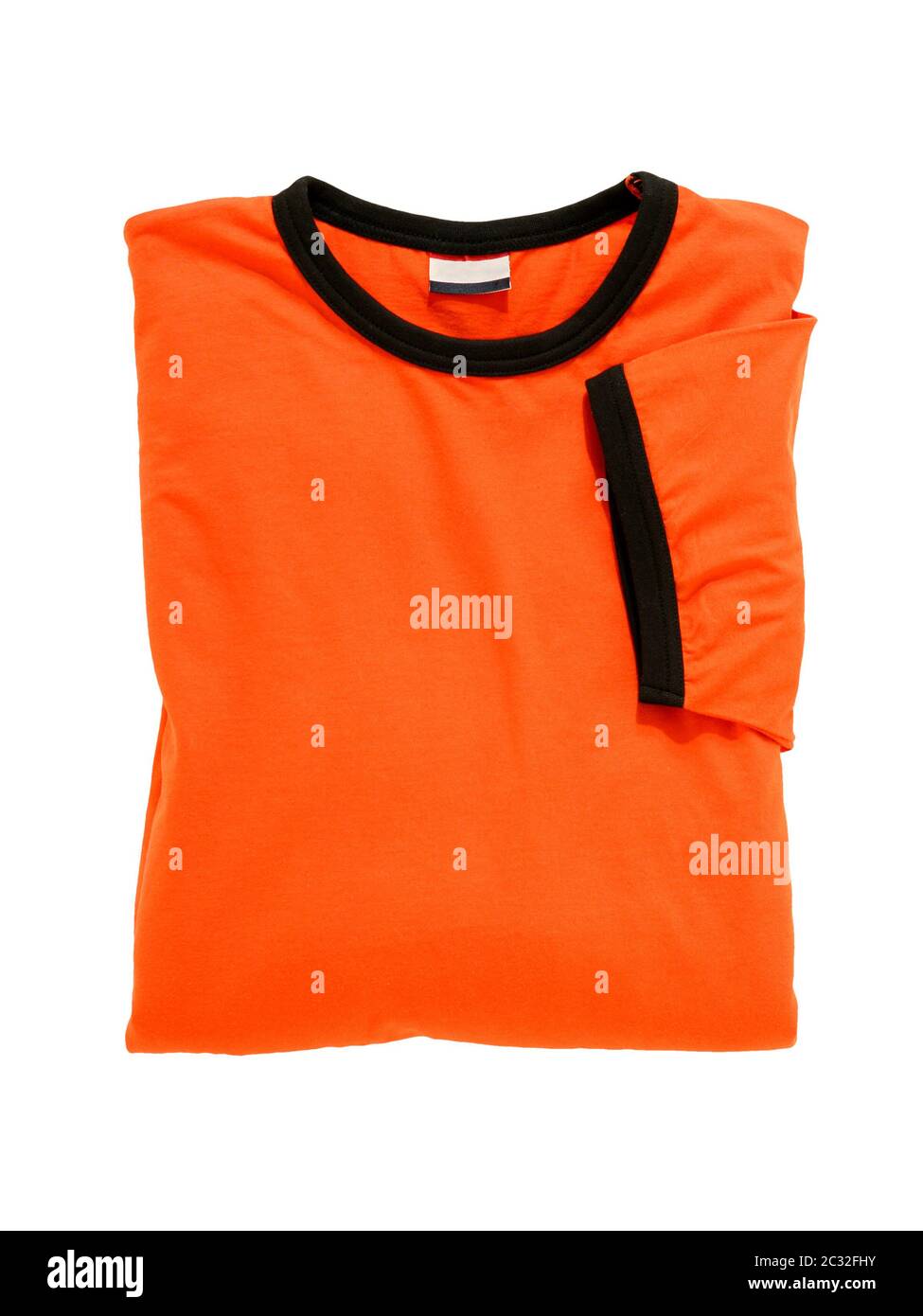 t-shirt ripiegata arancione con polsini neri isolati su sfondo bianco Foto Stock