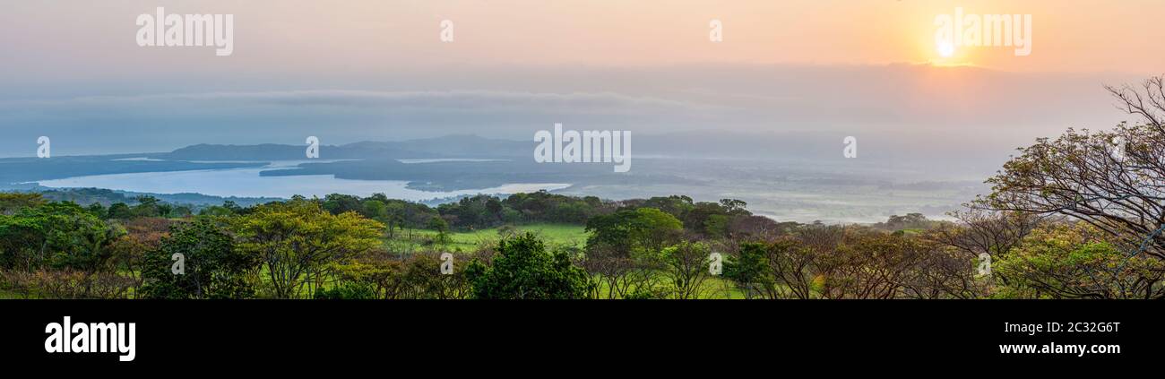 Panorama della regione di Tuxtlas di Veracruz, Messico con il Lago Sontecomapan in lontananza. Foto Stock