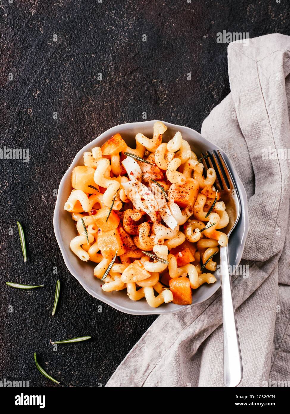 Fusilli con zucca, rosmarino e brie Foto Stock