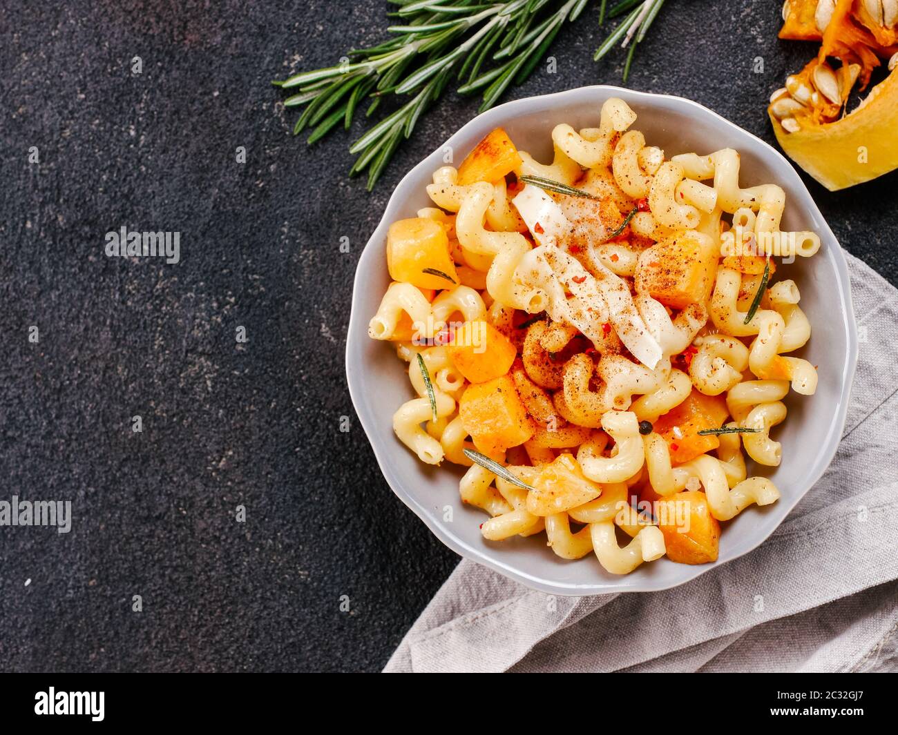 Fusilli con zucca, rosmarino e brie Foto Stock