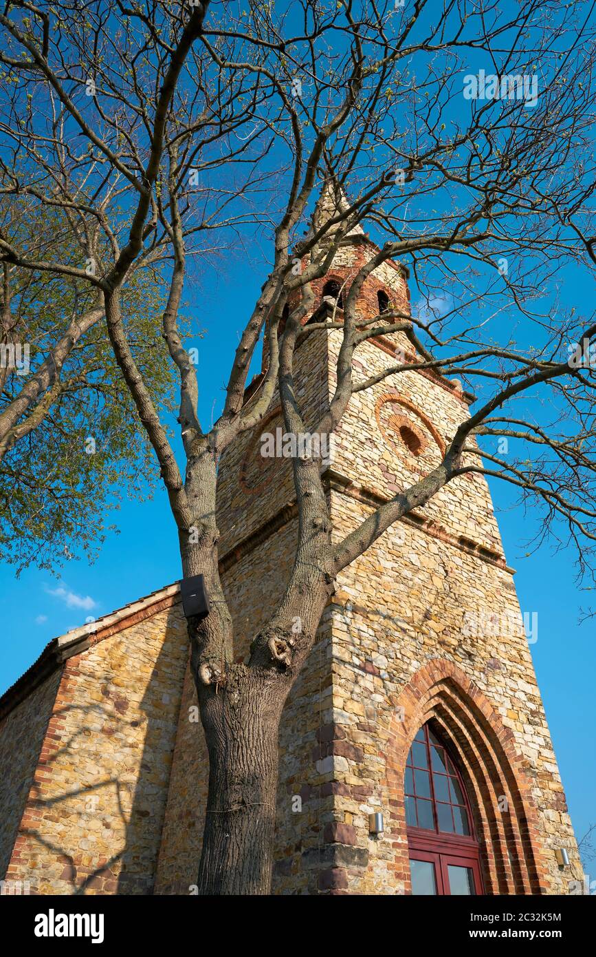 La torre della Chiesa Immanuel in Magdeburg distretto di Alt-Prester. Oggi la chiesa è utilizzato come un ristorante. Foto Stock