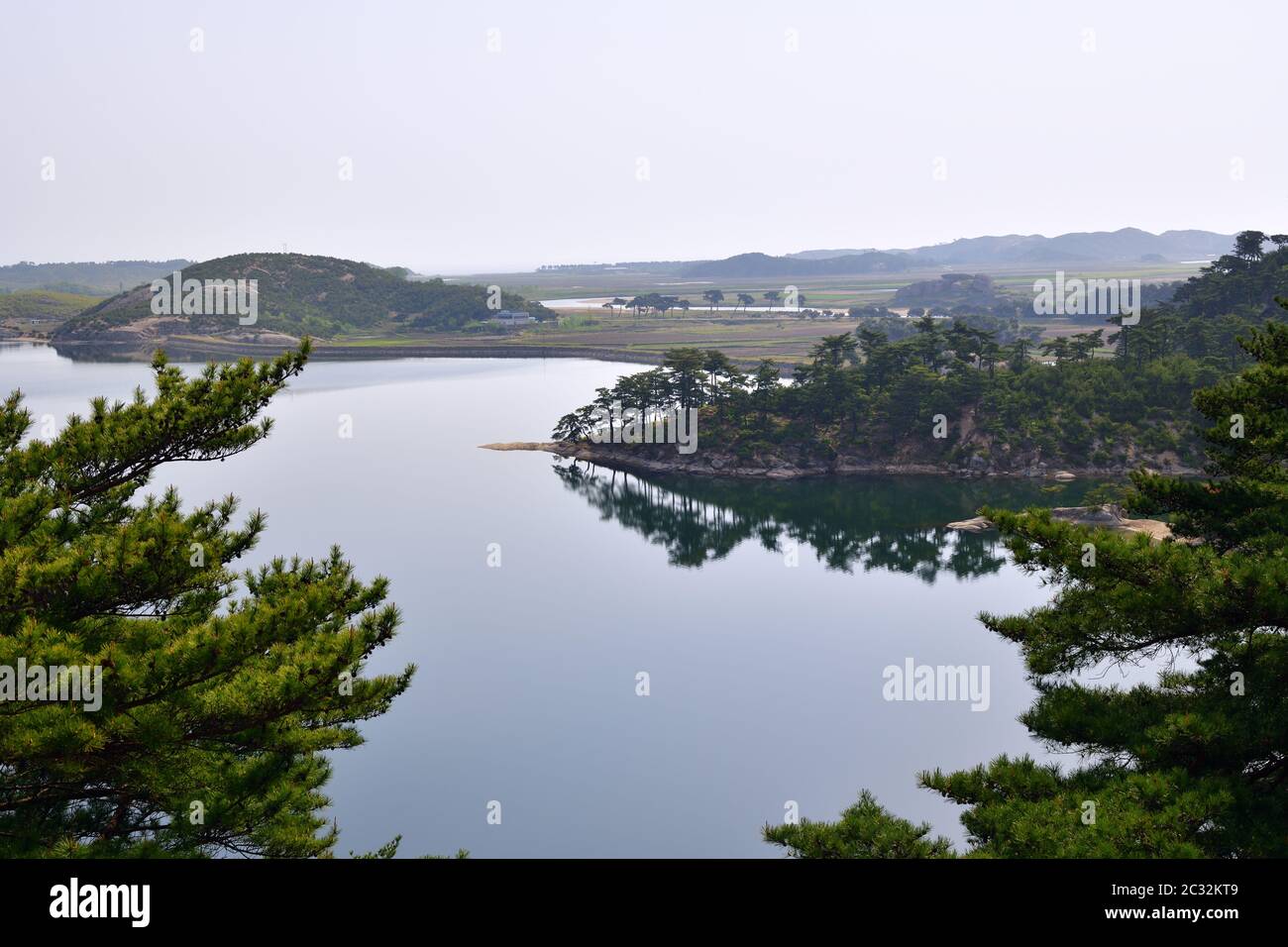 Incredibile scenario del lago Samilpo. È uno dei monumenti naturali designati della Corea del Nord Foto Stock