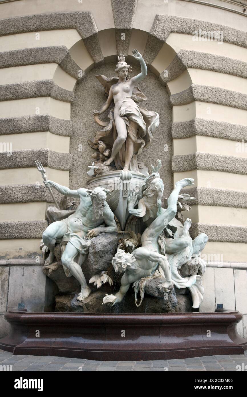 Fontana di Michaelerplatz nel quartiere di Hofburg, Vienna Foto Stock