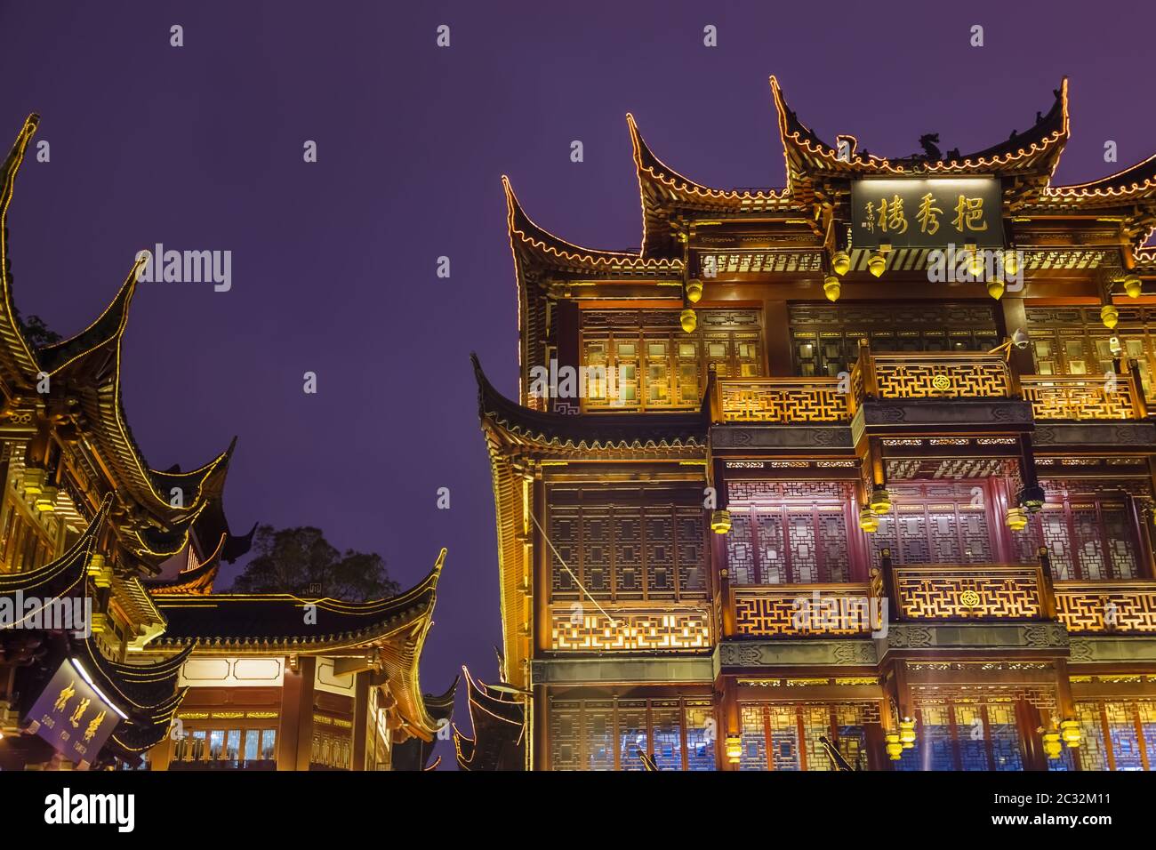 Shanghai, Cina - 22 maggio 2018: Vecchia strada vicino al giardino Yuyuan (Giardino della felicità) nel centro di Shanghai Foto Stock