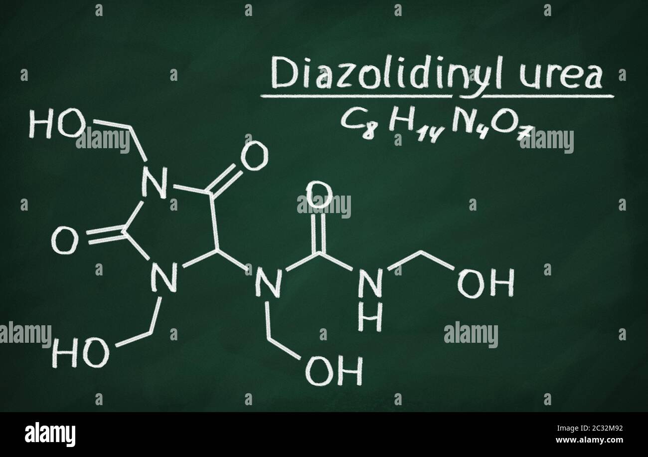 Modello strutturale di diazolidinil urea sulla lavagna. Foto Stock