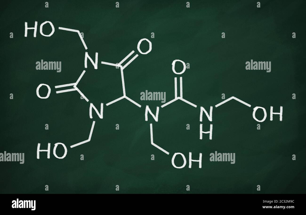 Modello strutturale di diazolidinil urea sulla lavagna. Foto Stock