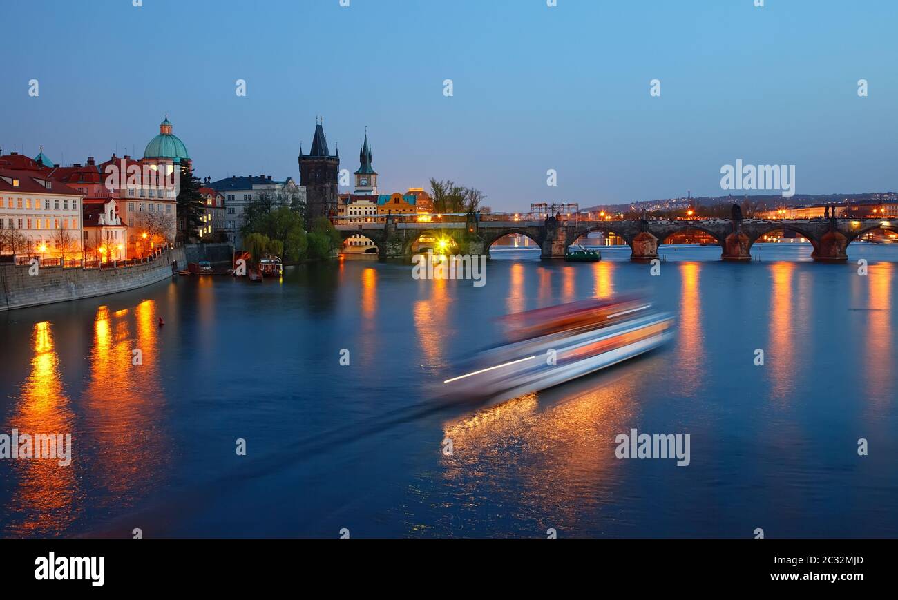 Il ponte Carlo di notte, Praga Foto Stock