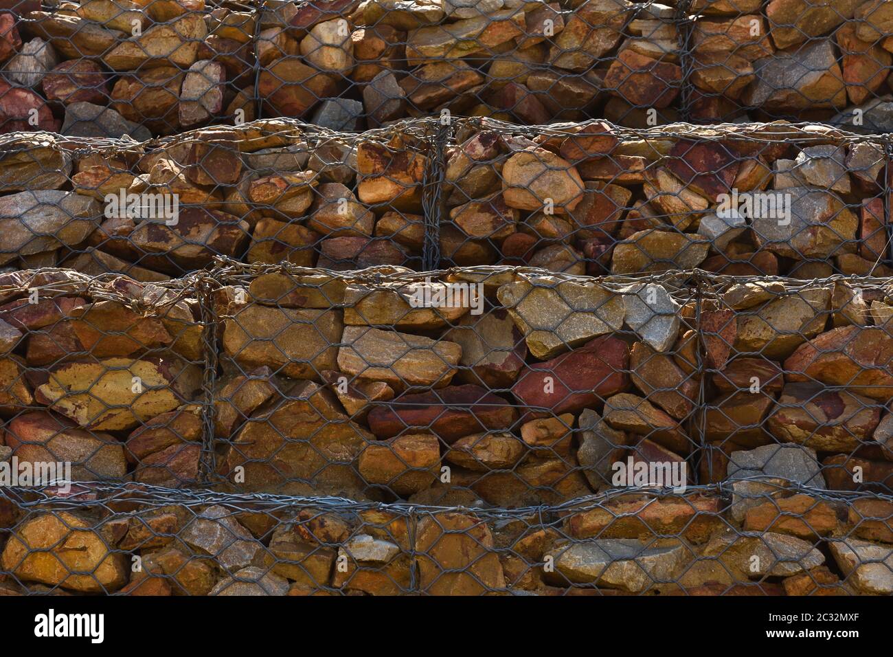 Parete di contenimento dell'erosione del filo di roccia e maglia Foto Stock
