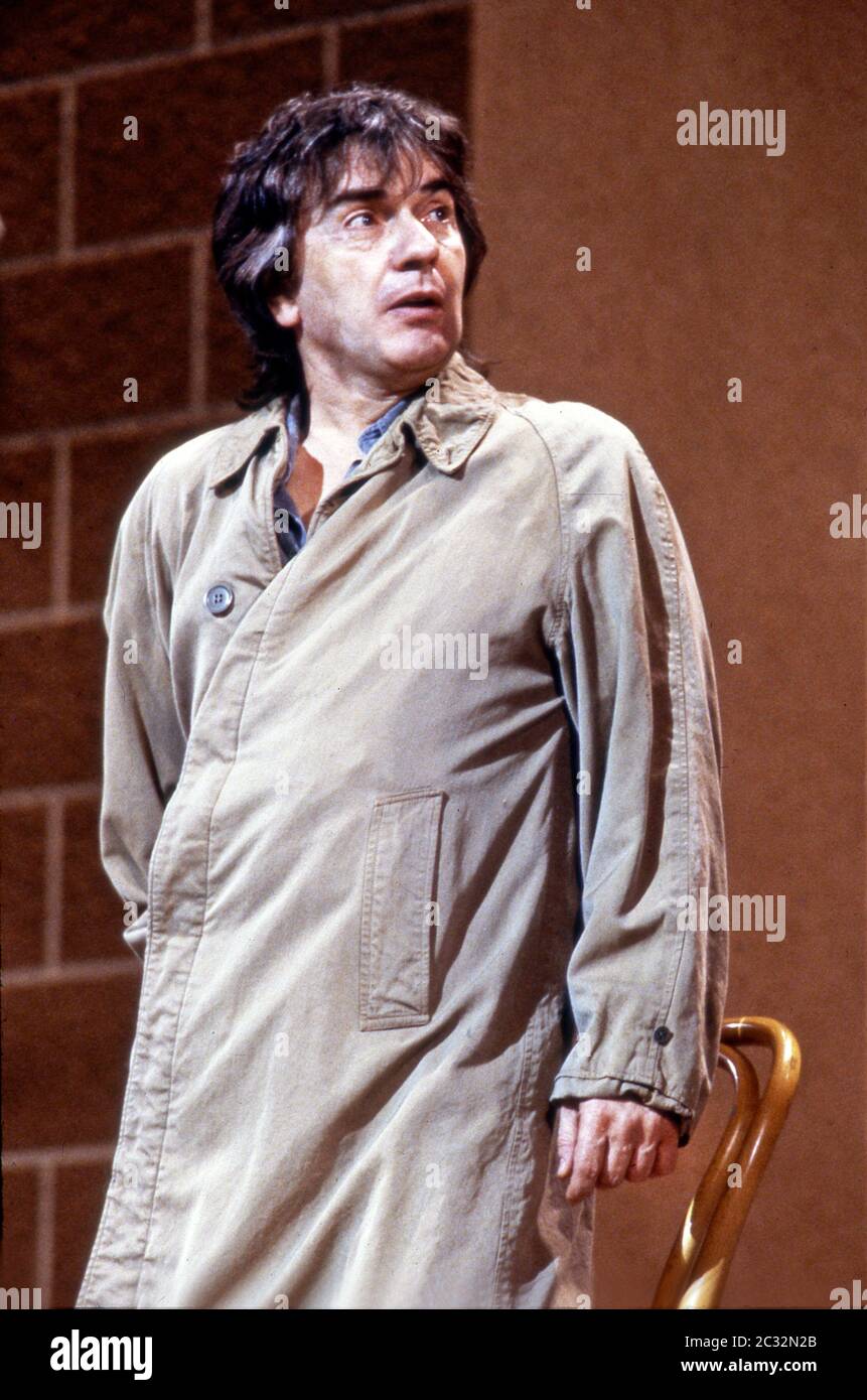 Attore/comico Dudley Moore che si esibisce presso il Comic Relief benefit di Los Angeles, California. Foto Stock