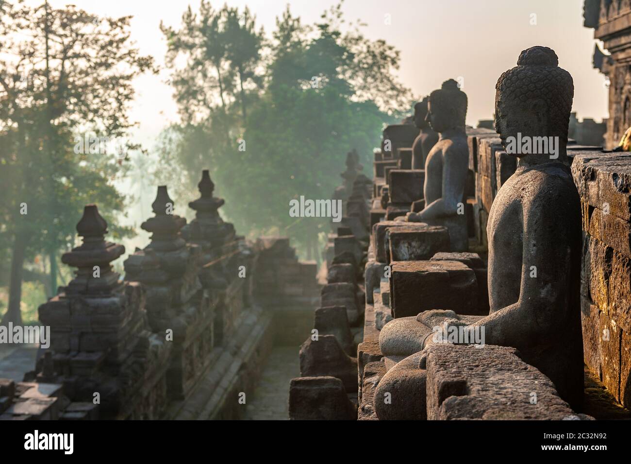 Tempio di Borobudur a sunrise, Java, Indonesia Foto Stock