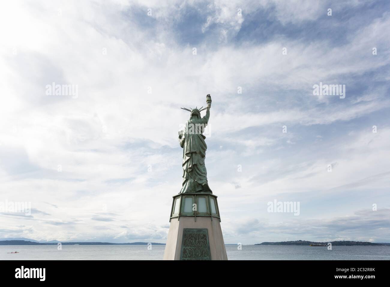 La Statua della libertà presiede l'Alki Beach Park in un pomeriggio di sole a Seattle, Washington. Foto Stock