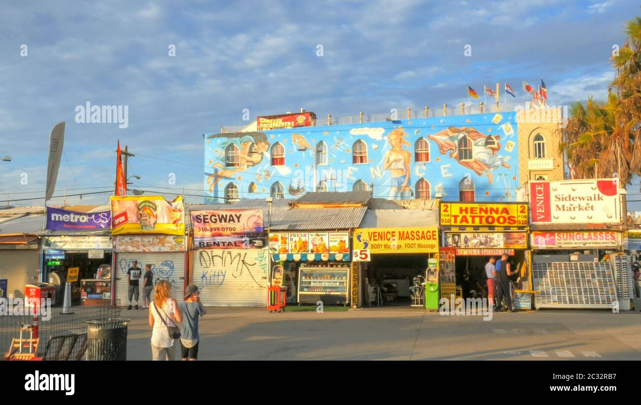 LOS ANGELES, CALIFORNIA, USA - 25 AGOSTO 2015: Ampio shot dei venditori lungo la passerella alla spiaggia di venezia Foto Stock