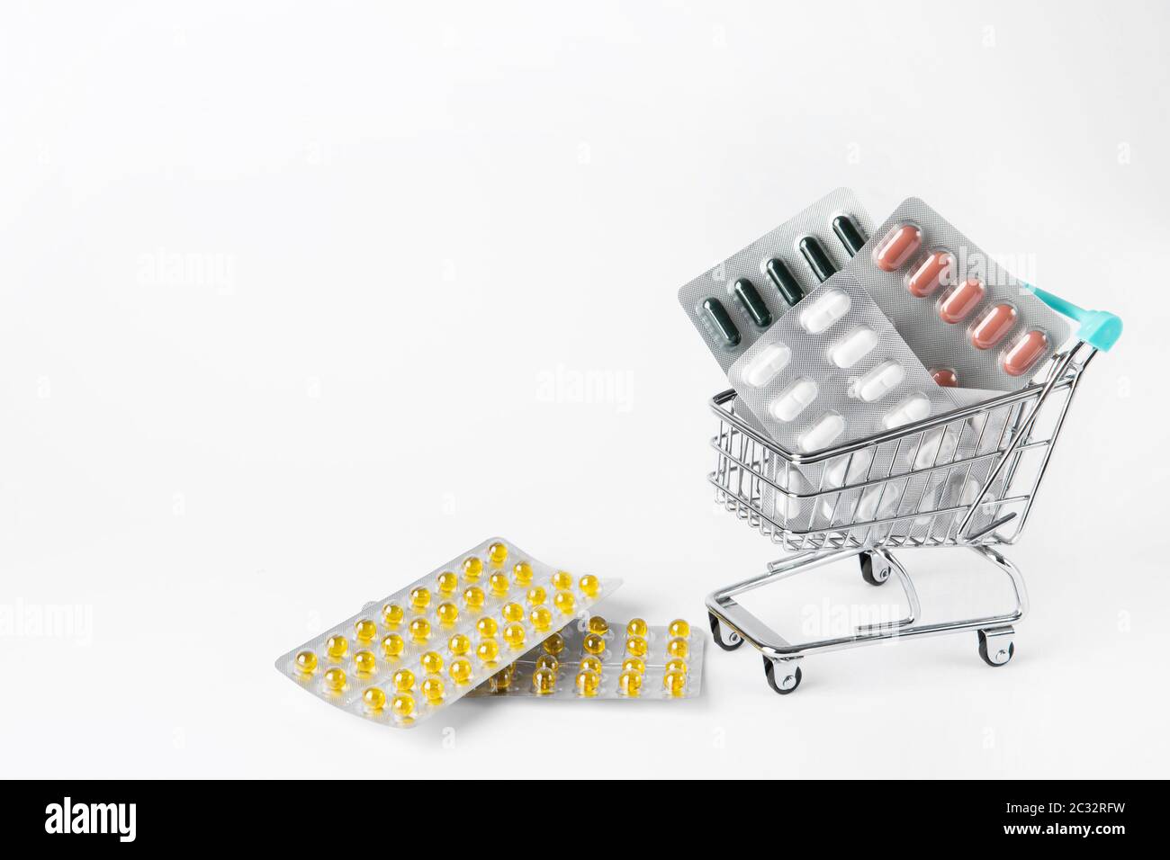 Carrello con molte pillole e droghe. Spazio libero per il testo. Foto di alta qualità Foto Stock