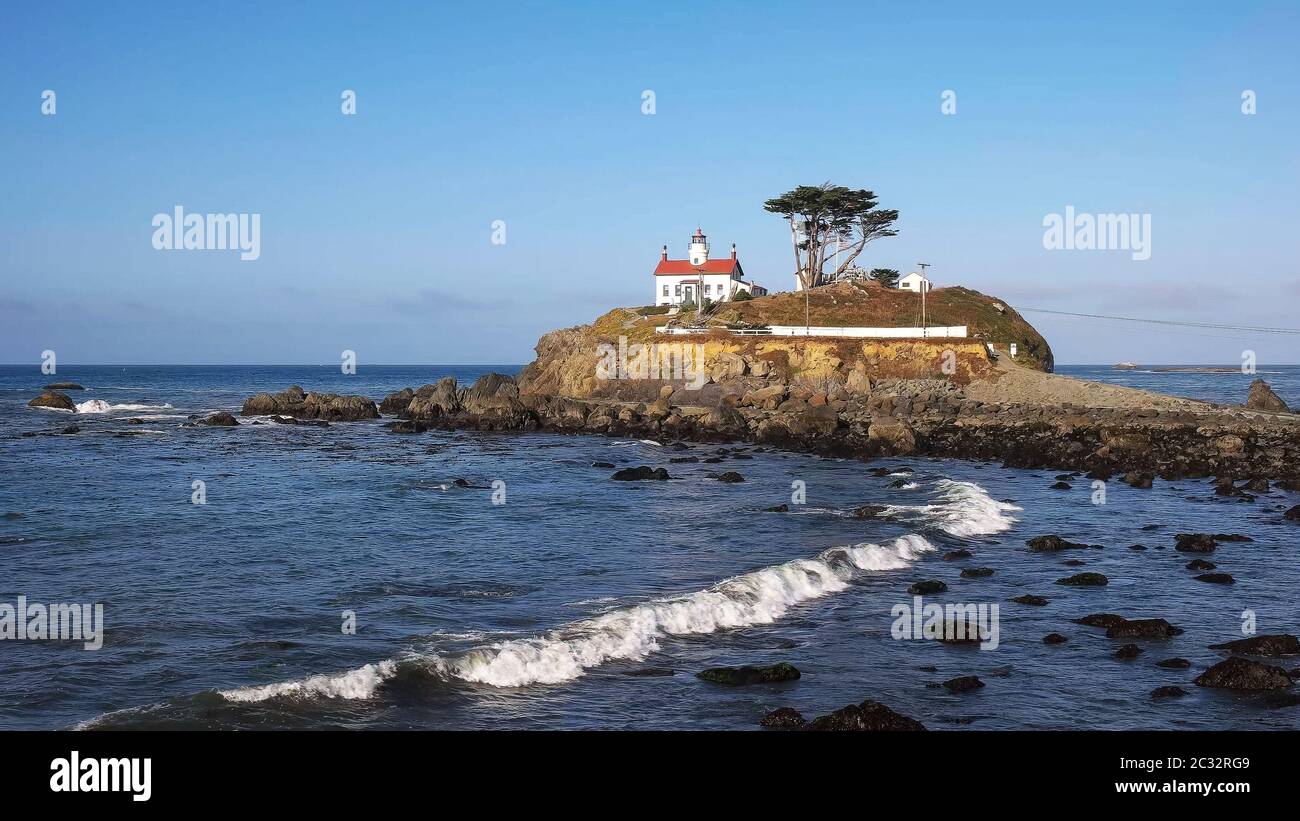 vista grandangolare del faro a mezzaluna città lungo la costa della california Foto Stock