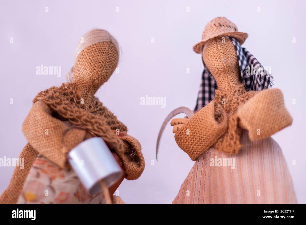 Bambole fatte a mano carine che rappresentano la donna portoghese di campagna della regione di Alentejo. Foto Stock