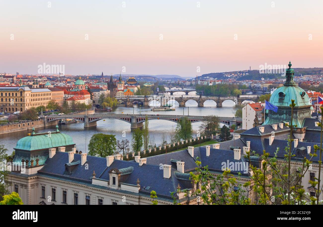 Ponti di Praga dopo il tramonto Foto Stock