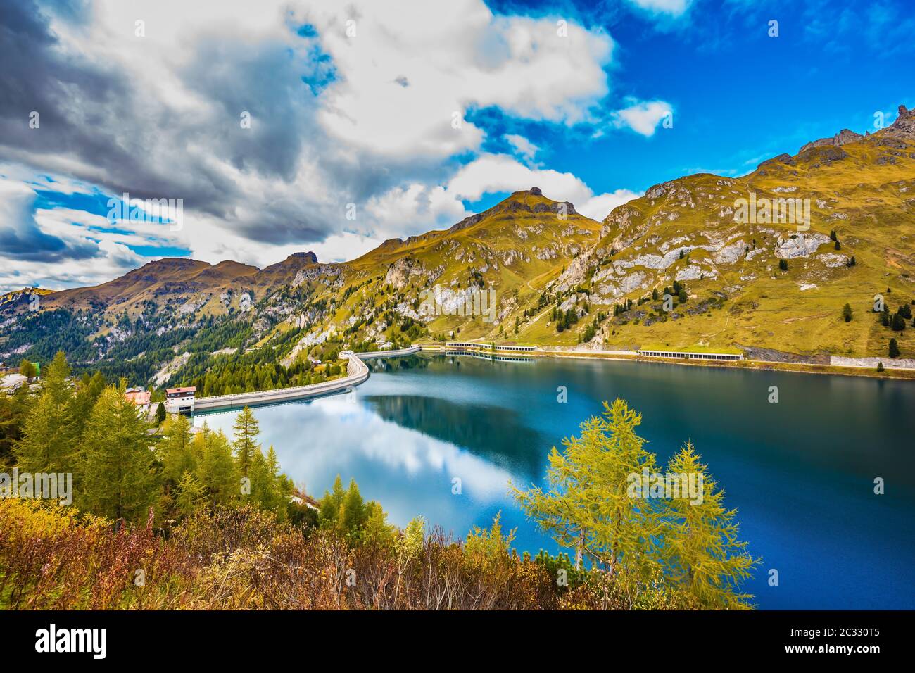 Lago di Fedaia nelle Dolomiti Foto Stock
